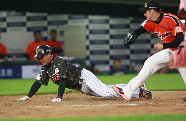 폭투로 홈까지 파고드는 손아섭선수